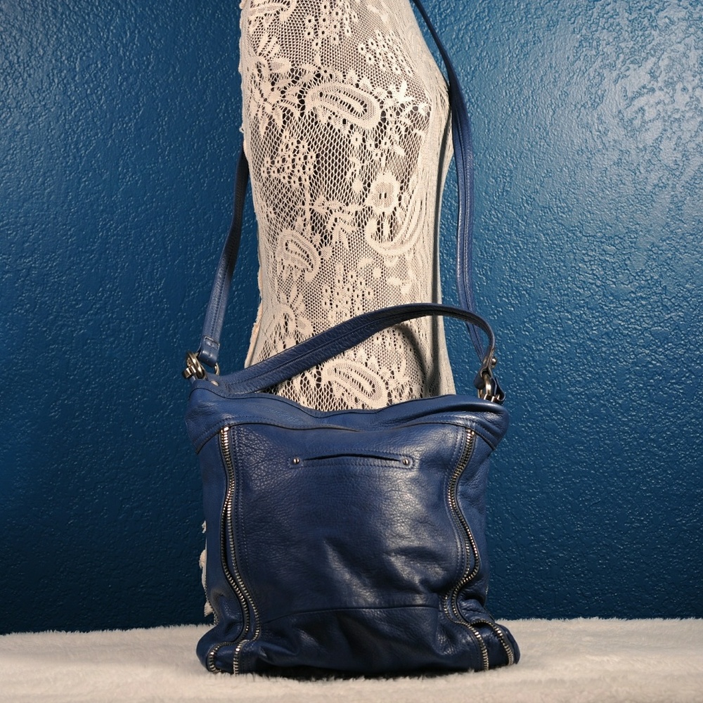B. Makowsky blue leather bag